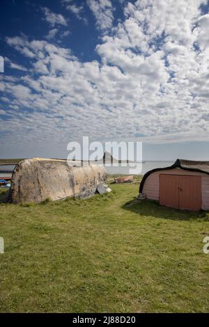 guardando verso il castello di lindisfarne dal porto dell'isola sacra lindisfarne northumberland Foto Stock