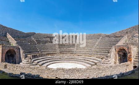 Pompei, Italia; 28 aprile 2022 - veduta di un anfiteatro sulle rovine di Pompei Foto Stock