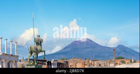 Pompei, Italia; 28 aprile 2022 - il Vesuvio si affaccia sulle rovine di Pompei, Italia. Foto Stock