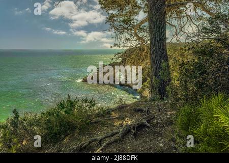 Arco naturale in uno dei promontori del Gargano. L'Arco di San Felice è una delle attrazioni turistiche della Puglia. Vieste, provincia di Foggia, Puglia, Foto Stock