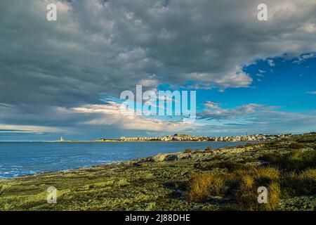 Paesaggio della cittadina balneare di Vieste dalla baia di San Lorenzo. Vieste, provincia di Foggia, Puglia, Italia, Europa