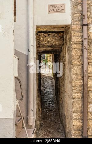 Vicolo del Bacio è il vicolo più romantico d'Italia. Molto stretto e leggendario, è il vicolo più fotografato del villaggio di Vico del Gargano. Foto Stock