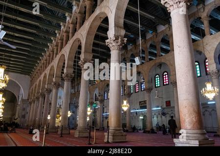 Damasco, Siria - Maggio 2022: Dentro la Moschea di Umayyyad, conosciuta anche come la Grande Moschea di Damasco Foto Stock