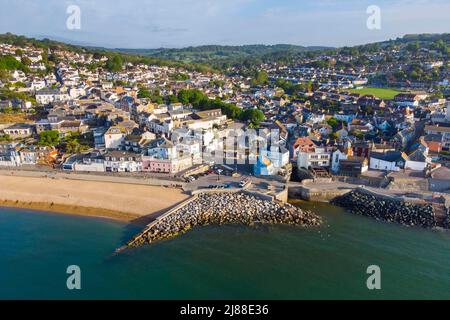 Lyme Regis, Dorset, Regno Unito. 14th maggio 2022. Meteo Regno Unito. Vista dall'aria della spiaggia e lungomare presso la stazione balneare di Lyme Regis in Dorset che è bagnata dal caldo sole di mattina presto. Picture Credit: Graham Hunt/Alamy Live News Foto Stock