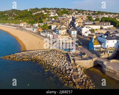 Lyme Regis, Dorset, Regno Unito. 14th maggio 2022. Meteo Regno Unito. Vista dall'aria della spiaggia e lungomare presso la stazione balneare di Lyme Regis in Dorset che è bagnata dal caldo sole di mattina presto. Picture Credit: Graham Hunt/Alamy Live News Foto Stock