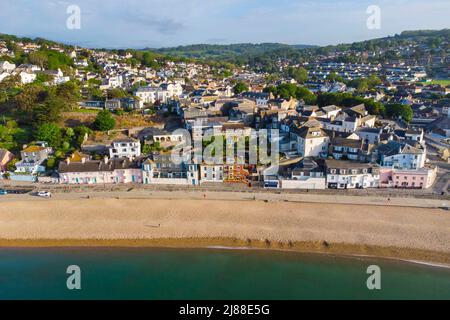 Lyme Regis, Dorset, Regno Unito. 14th maggio 2022. Meteo Regno Unito. Vista dall'aria della spiaggia e lungomare presso la stazione balneare di Lyme Regis in Dorset che è bagnata dal caldo sole di mattina presto. Picture Credit: Graham Hunt/Alamy Live News Foto Stock