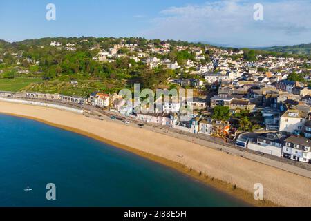 Lyme Regis, Dorset, Regno Unito. 14th maggio 2022. Meteo Regno Unito. Vista dall'aria della spiaggia e lungomare presso la stazione balneare di Lyme Regis in Dorset che è bagnata dal caldo sole di mattina presto. Picture Credit: Graham Hunt/Alamy Live News Foto Stock