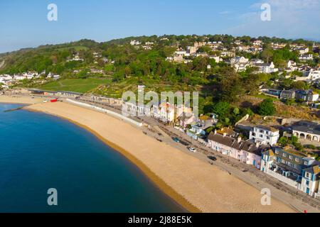 Lyme Regis, Dorset, Regno Unito. 14th maggio 2022. Meteo Regno Unito. Vista dall'aria della spiaggia e lungomare presso la stazione balneare di Lyme Regis in Dorset che è bagnata dal caldo sole di mattina presto. Picture Credit: Graham Hunt/Alamy Live News Foto Stock