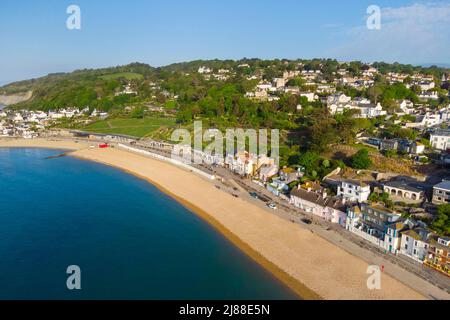 Lyme Regis, Dorset, Regno Unito. 14th maggio 2022. Meteo Regno Unito. Vista dall'aria della spiaggia e lungomare presso la stazione balneare di Lyme Regis in Dorset che è bagnata dal caldo sole di mattina presto. Picture Credit: Graham Hunt/Alamy Live News Foto Stock