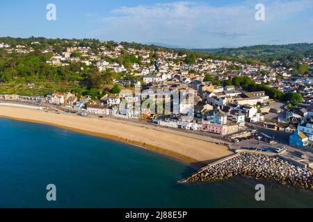 Lyme Regis, Dorset, Regno Unito. 14th maggio 2022. Meteo Regno Unito. Vista dall'aria della spiaggia e lungomare presso la stazione balneare di Lyme Regis in Dorset che è bagnata dal caldo sole di mattina presto. Picture Credit: Graham Hunt/Alamy Live News Foto Stock