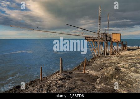 Baia di San Lorenzo Trabucco a Vieste al tramonto, baia di San Lorenzo. Vieste, provincia di Foggia, Puglia, Italia, Europa Foto Stock