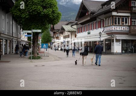 Zona pedonale. Garmisch-Partenkirchen è stato in preparazione per la riunione del G7 il 13 maggio 2022 per mesi. L'incontro del G7 si svolgerà a Schloss Elmau, nei pressi di Garmisch-Patenkirchen dal 26 giugno al 28 2022 giugno. (Foto di Alexander Pohl/Sipa USA) Foto Stock