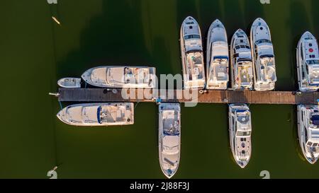 Vista aerea delle barche per il tempo libero al porto sul fiume Sile (Casier, Italia) al tramonto Foto Stock