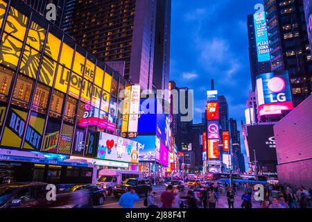 New York City, Stati Uniti - 3 novembre 2017: Times Square al crepuscolo della sera. Foto Stock