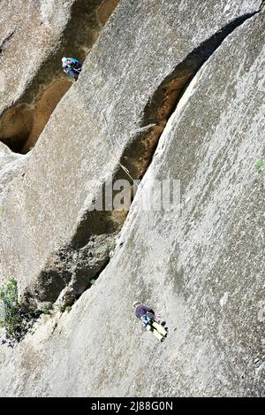 La gente sale sulle rocce del monastero di Meteora sulle montagne della Grecia Foto Stock