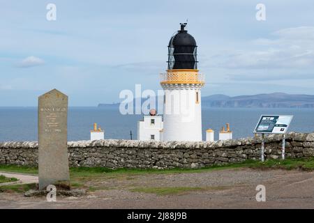 Dunnett Head e Dunnett Head Lighthouse, Caithness, Scozia, Regno Unito - il punto più settentrionale della terraferma scozzese Foto Stock