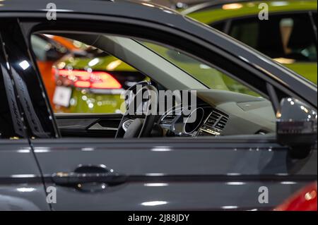 un sacco di nuove auto lucide, fuoco selettivo, boheh, dettagli, primo piano, sfondo del traffico, spazio di copia Foto Stock