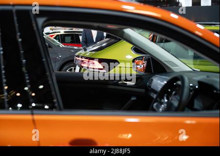 un sacco di nuove auto lucide, fuoco selettivo, boheh, dettagli, primo piano, sfondo del traffico, spazio di copia Foto Stock