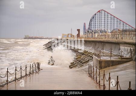 Onde che si infrangono contro il muro marino di Blackpool in una giornata di tempesta Foto Stock