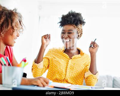 lavoro che insegna ragazza madre istruzione bambini figlia famiglia uccess bambino ritratto felice ragazza nera Foto Stock