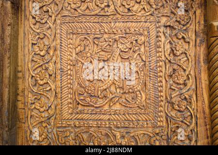 Dettaglio, primo piano di un pannello porta in legno riccamente intagliato. Al Museo delle Arti applicate di Tashkent, Uzbekistan. Foto Stock