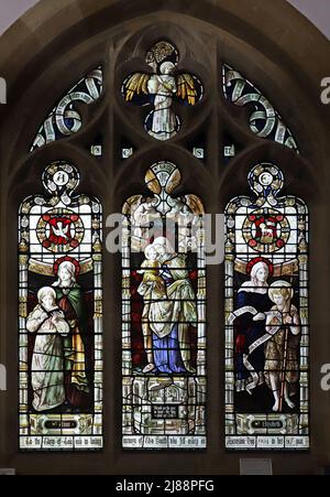 Una vetrata di Shrigley & Hunt raffigurante SS Anne, Mary & Elizabeth con i loro figli, All Saints Church, Evesham, Worcestershire Foto Stock