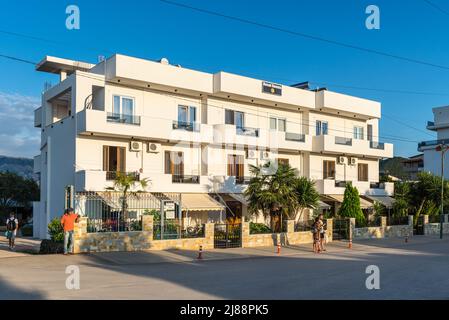 Ksamil, Albania - 9 settembre 2021: Vista sul tipico edificio residenziale con camere in affitto a Ksamil, Albania. Concetto di viaggio background. Foto Stock