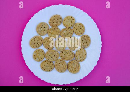 Vista dall'alto della gustosa croccante farsi f Puri utilizzata per il cappellotto papdi, bhel puri, tè indiano tempo nameek spuntini mangiare pianura pure. Fatto con farina, sale e d Foto Stock