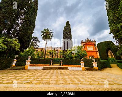 Jardin de los poetas y puerta del privilegio (Giardino dei poeti e porta del privilegio) - Real Alcazar - Siviglia, Spagna Foto Stock