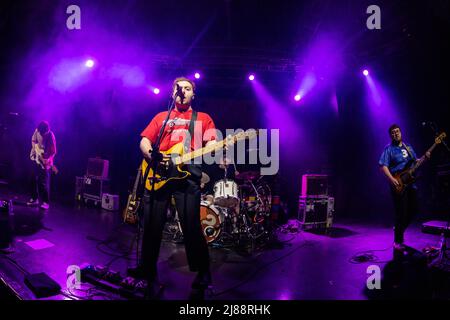 Milano Italia. 13 maggio 2022. La band indie rock scozzese VISTAS si esibisce dal vivo sul palco inaugurando lo spettacolo dei Wombats. Foto Stock