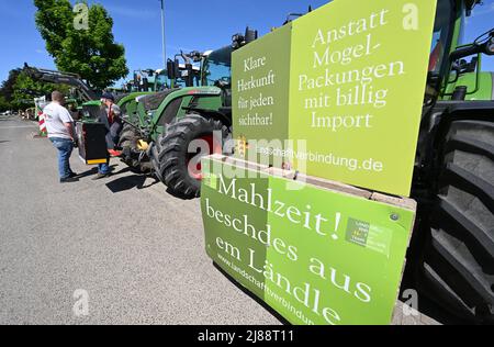 Stoccarda, Germania. 14th maggio 2022. Gli agricoltori si dimostrano con i trattori a Stoccarda-Hohenheim di fronte al luogo d'incontro dei G7 ministri dell'agricoltura. Credit: Bernd Weißbrod/dpa/Alamy Live News Foto Stock