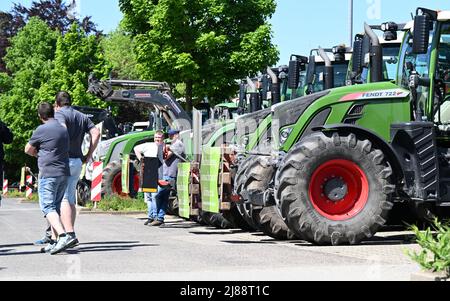 Stoccarda, Germania. 14th maggio 2022. Gli agricoltori si dimostrano con i trattori a Stoccarda-Hohenheim di fronte al luogo d'incontro dei G7 ministri dell'agricoltura. Credit: Bernd Weißbrod/dpa/Alamy Live News Foto Stock
