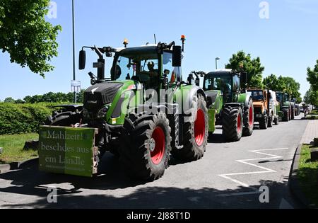 Stoccarda, Germania. 14th maggio 2022. Gli agricoltori si dimostrano con i trattori a Stoccarda-Hohenheim di fronte al luogo d'incontro dei G7 ministri dell'agricoltura. Credit: Bernd Weißbrod/dpa/Alamy Live News Foto Stock