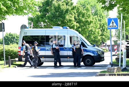 Stoccarda, Germania. 14th maggio 2022. Gli agenti di polizia si assicurano una strada a Stuttgart-Hohenheim di fronte al luogo d'incontro dei G7 ministri dell'agricoltura. Credit: Bernd Weißbrod/dpa/Alamy Live News Foto Stock