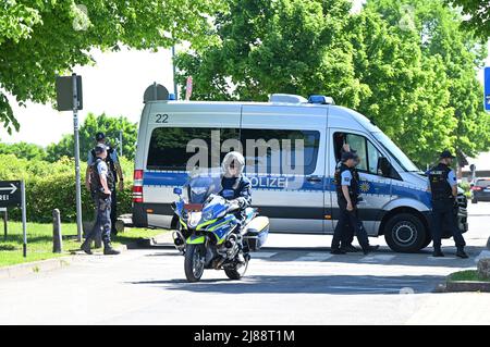 Stoccarda, Germania. 14th maggio 2022. Gli agenti di polizia si assicurano una strada a Stuttgart-Hohenheim di fronte al luogo d'incontro dei G7 ministri dell'agricoltura. Credit: Bernd Weißbrod/dpa/Alamy Live News Foto Stock