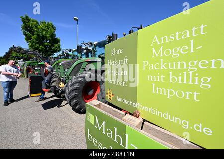 Stoccarda, Germania. 14th maggio 2022. Gli agricoltori si dimostrano con i trattori a Stoccarda-Hohenheim di fronte al luogo d'incontro dei G7 ministri dell'agricoltura. Credit: Bernd Weißbrod/dpa/Alamy Live News Foto Stock