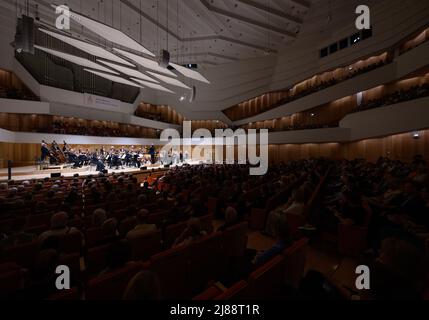 Dresda, Germania. 11th maggio 2022. I musicisti della Dresden Festival Orchestra si esibiscono al concerto di apertura del Dresden Music Festival 'Magic' al Kulturpalast. Il festival di fama internazionale ha da tempo cessato di essere limitato alla musica classica e offre ancora una volta la diversità stilistica nella sua edizione del 45th sotto il motto 'magica'. Oltre 60 concerti sono in programma fino al 10 giugno 2022. Credit: Robert Michael/dpa/Alamy Live News Foto Stock