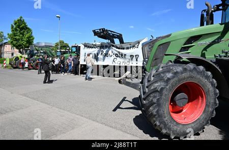 Stoccarda, Germania. 14th maggio 2022. Gli agricoltori si dimostrano con i trattori a Stoccarda-Hohenheim di fronte al luogo d'incontro dei G7 ministri dell'agricoltura. Su un trattore è presente un banner con le parole 'Mr. Özdemir! Non siamo una frangia radicale!!!” è impostato. Credit: Bernd Weißbrod/dpa/Alamy Live News Foto Stock
