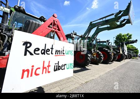 Stoccarda, Germania. 14th maggio 2022. Gli agricoltori si dimostrano con i trattori a Stoccarda-Hohenheim di fronte al luogo d'incontro dei G7 ministri dell'agricoltura. Su un trattore appende un banner con la scritta: 'Non parlare con noi di noi'. Credit: Bernd Weißbrod/dpa/Alamy Live News Foto Stock