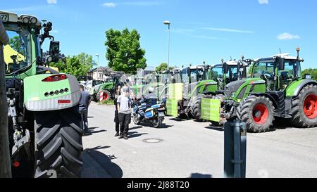 Stoccarda, Germania. 14th maggio 2022. Gli agricoltori si dimostrano con i trattori a Stoccarda-Hohenheim di fronte al luogo d'incontro dei G7 ministri dell'agricoltura. Credit: Bernd Weißbrod/dpa/Alamy Live News Foto Stock