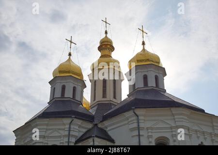 Cupole dorate di un'antica chiesa ortodossa contro il cielo. La Chiesa di Caterina è una chiesa di Chernihiv, Ucraina. Stile barocco. Architettura Ucraina Foto Stock