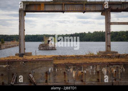 Hara, Estonia - Giugno 03 2021: Rovine di Hara Harbour edifici e sottomarino smagnetizzazione base. Foto Stock