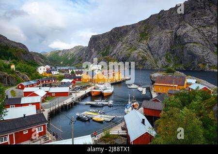 Veduta aerea del villaggio di pescatori di Nusfjord sulle isole Lofoten, Norvegia Foto Stock