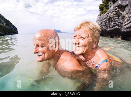Senior Couple Vacationer avere un autentico divertimento giocoso sulla spiaggia tropicale in Thailandia - snorkeling tour in scenario esotico - anziani attivi e concep di viaggio Foto Stock