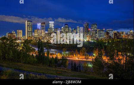 Skyline di Calgary con il fiume Bow in Canada di notte Foto Stock