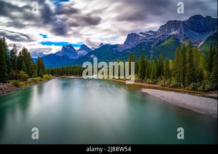 Bow River vicino Canmore in Canada con le Montagne Rocciose canadesi Foto Stock