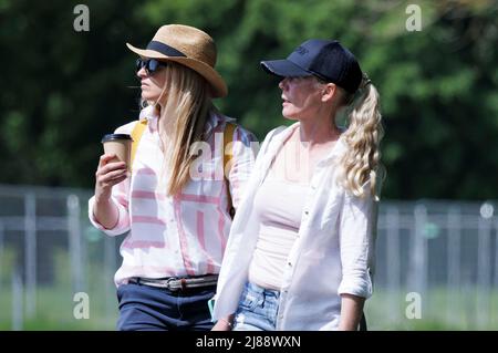 Windsor, Regno Unito. 14th maggio 2022. Membro figlio il pubblico rilassarsi nel caldo clima estivo del giorno 3 del Royal Windsor Horse Show, situato nel parco privato del Castello di Windsor. La prima edizione del 1943, quest'anno, cade nell'anno giubilare del platino della Regina Elisabetta II Photo credit: Ben Cawthra/Sipa USA **NO UK SALES** Credit: Sipa USA/Alamy Live News Foto Stock