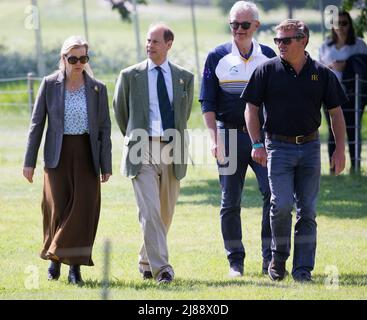 Windsor, Regno Unito. 14th maggio 2022. Sophie, la contessa di Wessex e il Principe Edoardo sono dati un tour del corso di guida internazionale Land Rover da Boyd Exell (estrema destra) al giorno 3 del Royal Windsor Horse Show, situato nei giardini privati del Castello di Windsor. La prima edizione del 1943, quest'anno, cade nell'anno giubilare del platino della Regina Elisabetta II Photo credit: Ben Cawthra/Sipa USA **NO UK SALES** Credit: Sipa USA/Alamy Live News Foto Stock