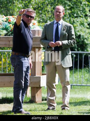 Windsor, Regno Unito. 14th maggio 2022. Il Principe Edoardo viene dato un tour del corso di guida internazionale Land Rover da Boyd Exell (centro) al giorno 3 del Royal Windsor Horse Show, situato nei giardini privati del Castello di Windsor. La prima edizione del 1943, quest'anno, cade nell'anno giubilare del platino della Regina Elisabetta II Photo credit: Ben Cawthra/Sipa USA **NO UK SALES** Credit: Sipa USA/Alamy Live News Foto Stock