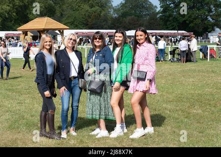 Windsor, Berkshire, Regno Unito. 14th maggio 2022. Gli ospiti e i concorrenti si sono goduti una giornata al sole caldo oggi al Royal Windsor Horse Show, situato nel parco privato del Castello di Windsor. Credit: Maureen McLean/Alamy Live News Foto Stock